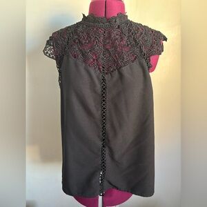 EUC black top w/beautiful lace detailing, SizeM